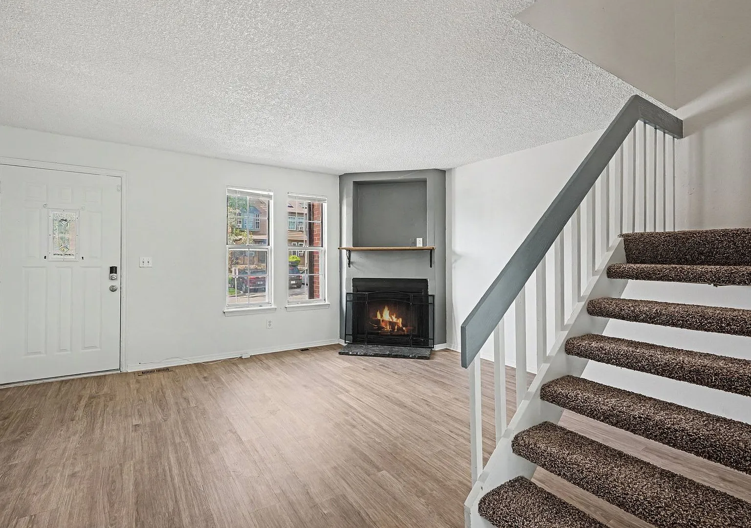 Updated 2 Bedroom, 2 Bathroom Townhome Move-In Ready! — Photo 3
