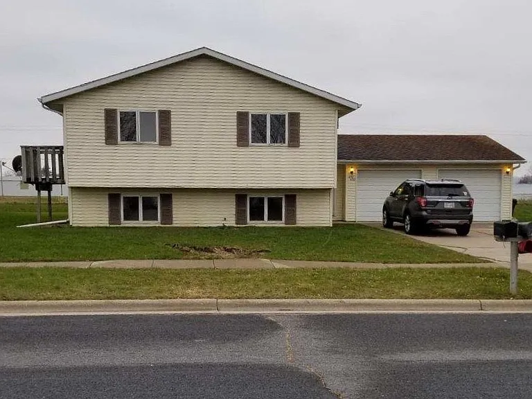 430 Lynn Dr — Photo 1