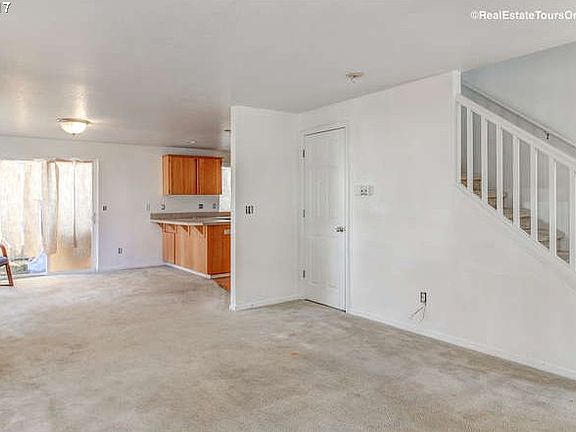 4th image of 4946 N Vancouver Ave