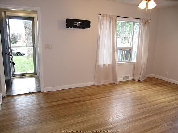3rd image of 909 Saint Marys Blvd