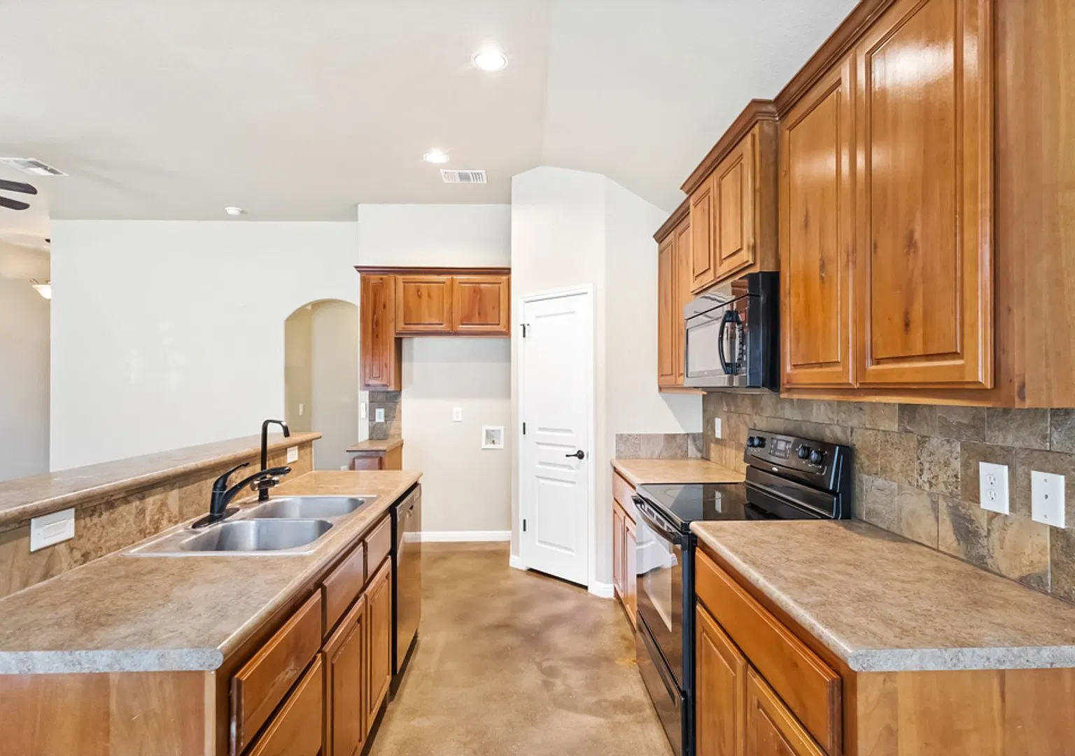 Charming Home Awaits: Spacious & Modern Living in a Prime Location — Photo 4