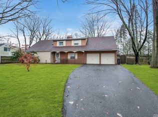 26 Hackberry Ln, Holbrook, NY 11741