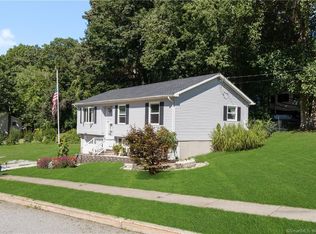10 Dartmouth Dr, Mystic, CT 06355