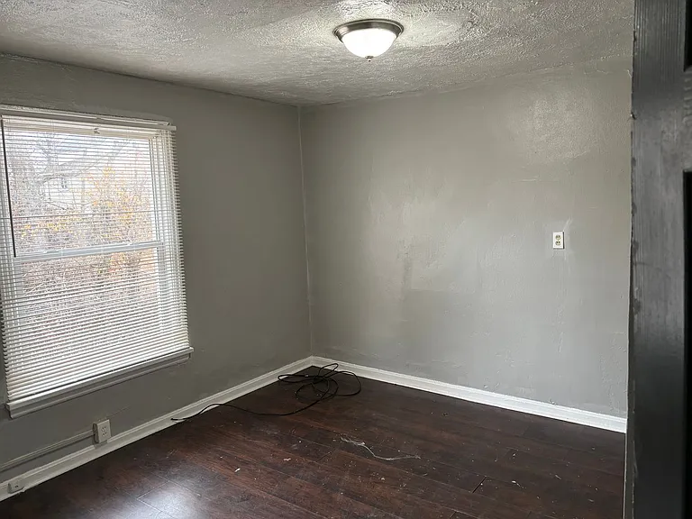 2427 Switzer Ave — Photo 7