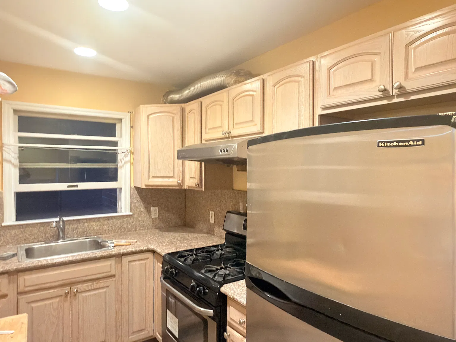 3 bed, 1400 sqft, $3,600 — Photo 2