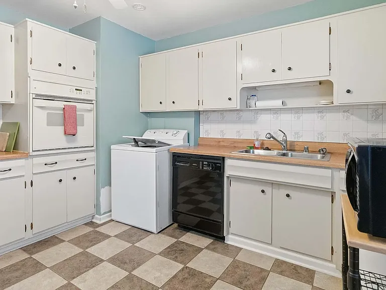 2061 Saint Teresa Dr — Photo 10