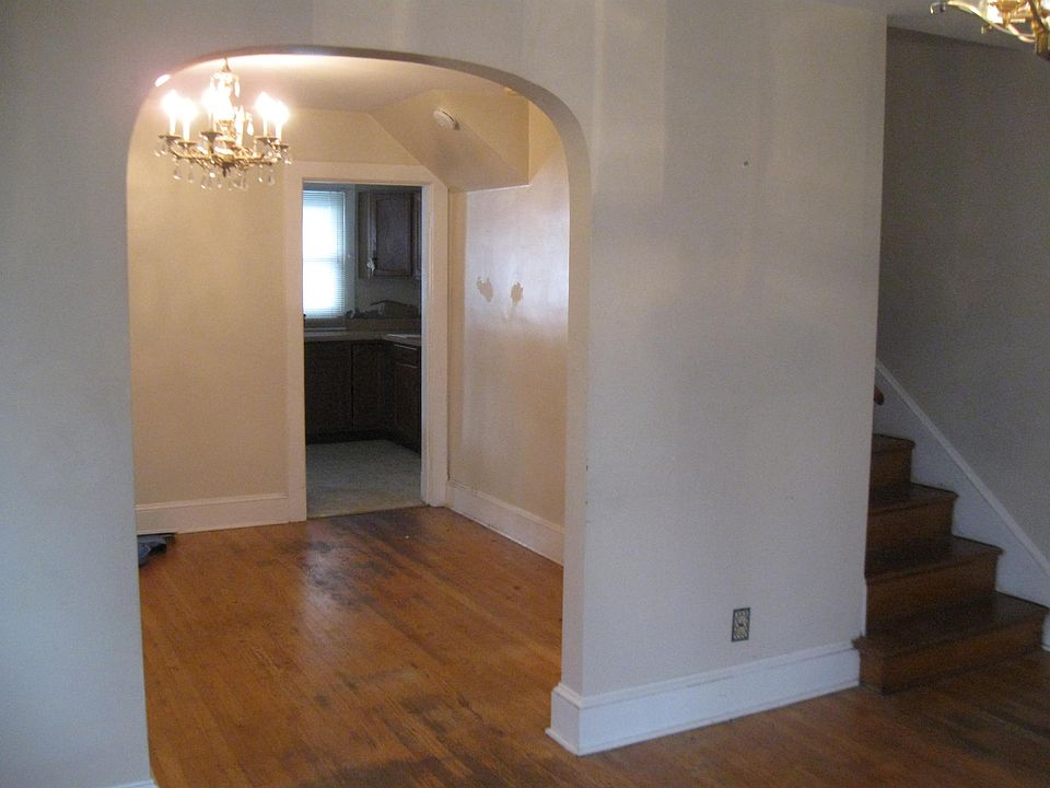 2nd image of 5 E 9th St