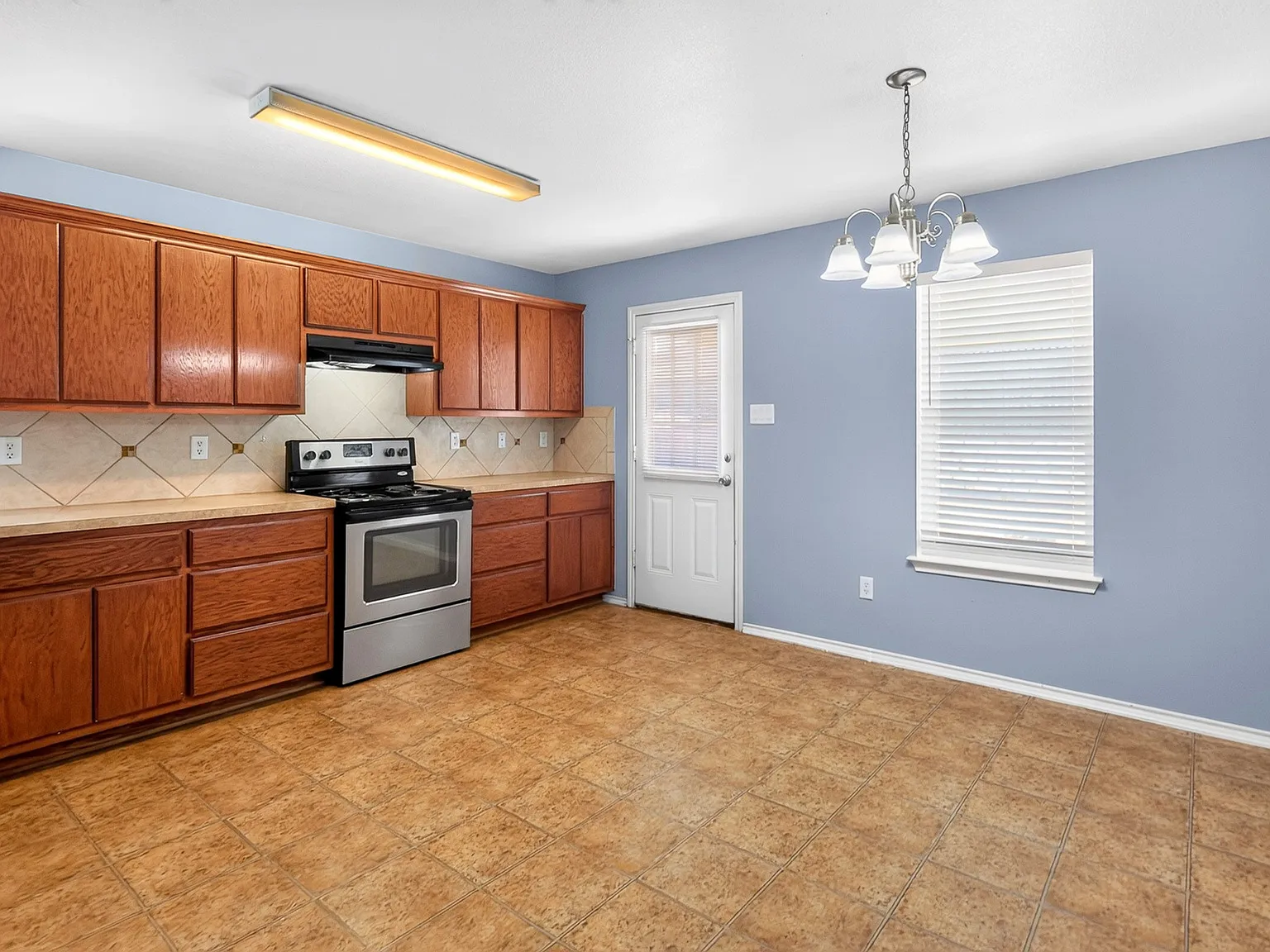1108 Dixon Circle - 1 — Photo 4