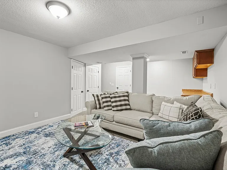 1002 N Clinton St — Photo 36