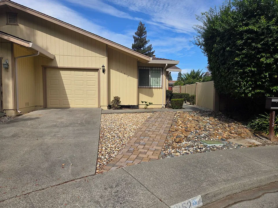 1152 Frost Pl