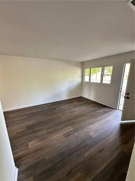 3 bed, 1.0 bath, 1100 sqft, $1,400 — Photo 2