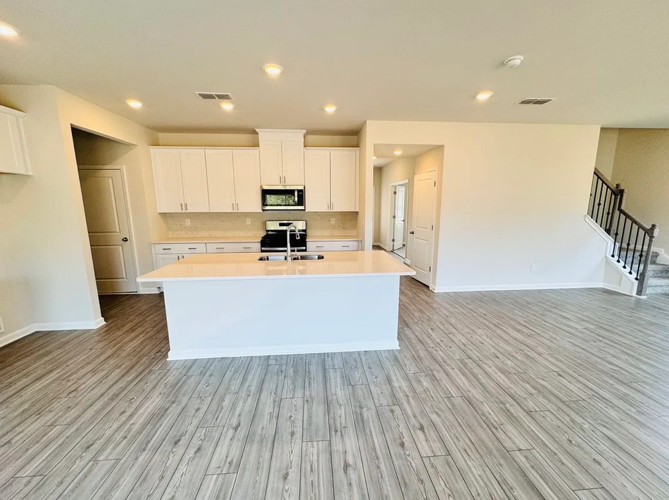 4 bed, 2325 sqft, $2,300 — Photo 4