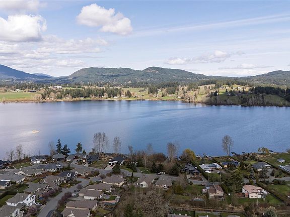 4th image of 1655 Maple Bay Rd