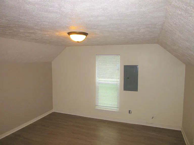 605 N Walnut St #B — Photo 7