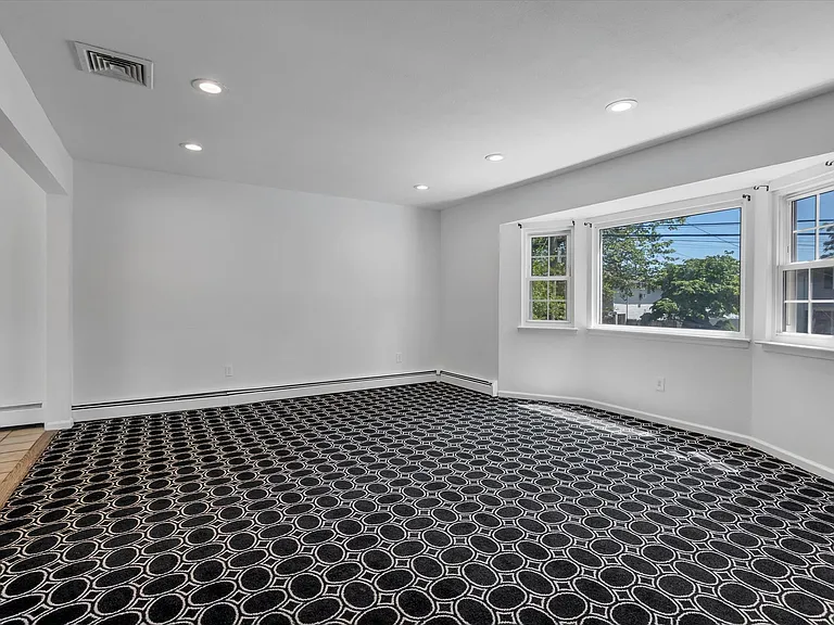 217 Bellerose Ave — Photo 5