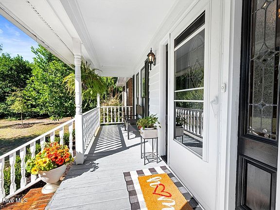 5th image of 305 Pioneer Court