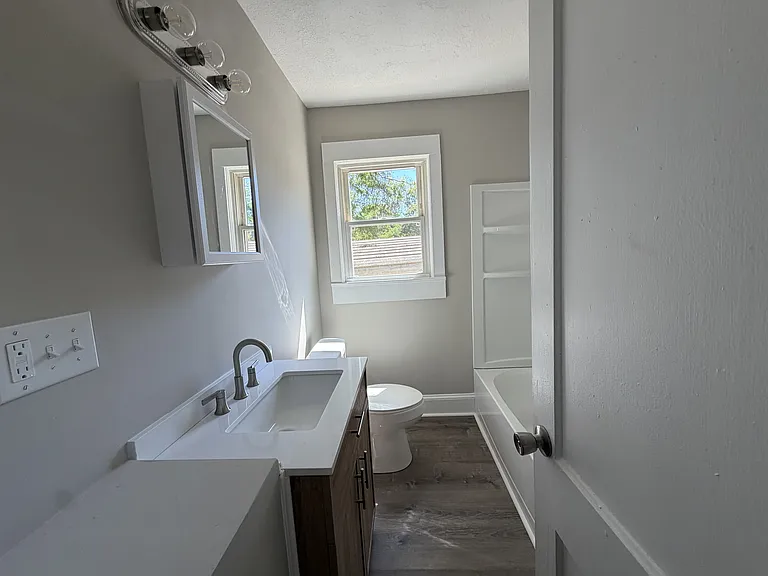 704 N Miller Ave — Photo 9