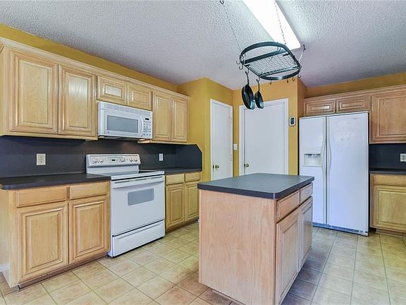 5th image of 320 McMurtry Dr