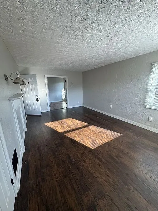 321 W Norman Ave — Photo 2