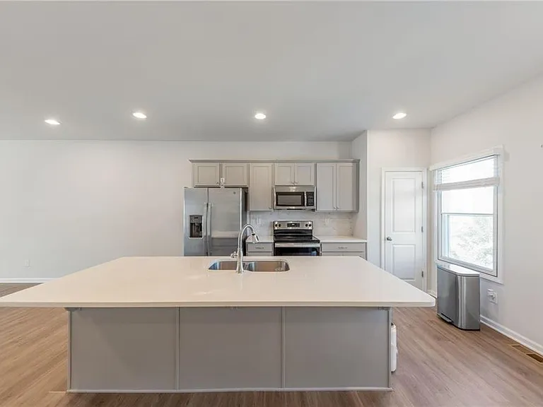 3625 Hawthorne Ter — Photo 10