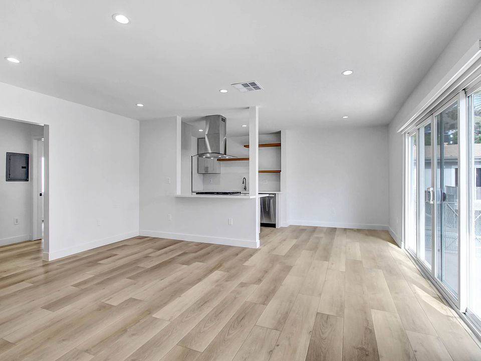 1st image of 1545 N Laurel Ave APT 212