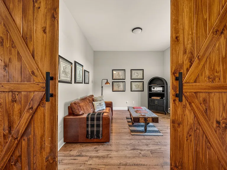 210 Lookout Rdg — Photo 3