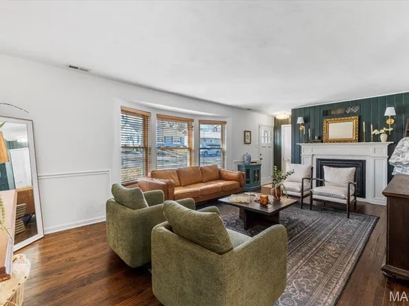 851 Queen Anne Pl, Saint Louis, MO 63122