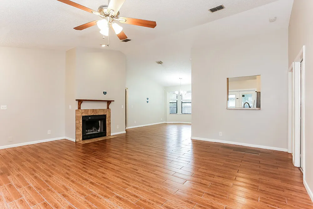 3 bed, 2.0 bath, 1466 sqft, $1,740 — Photo 4