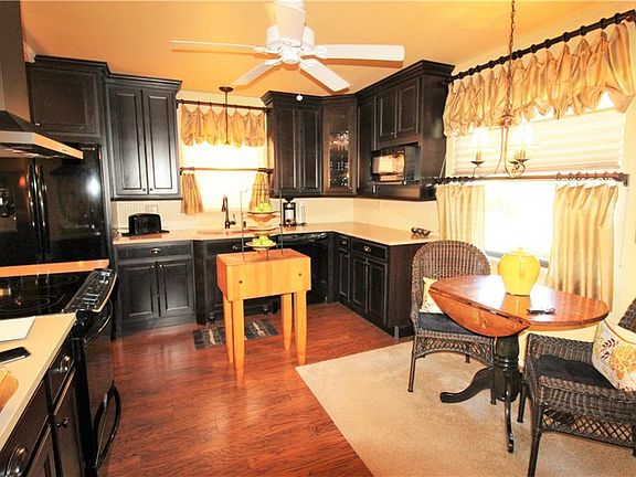 3rd image of 532 Oak Hill Cir