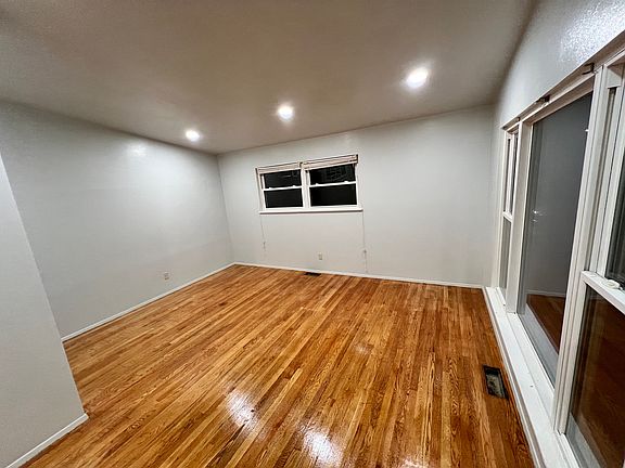 5th image of 345 Moule Dr
