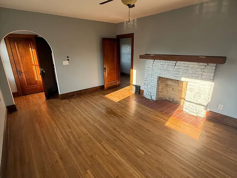 362 Van Buren Ave — Photo 2