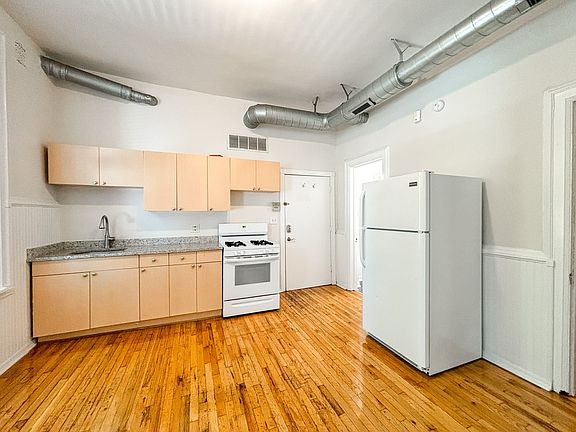 5th image of 858 N Wood St APT 2R