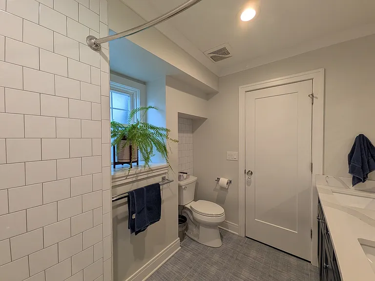 2741 Lincolnwood Dr — Photo 16