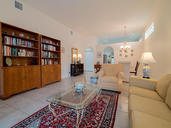 5th image of 116 Woodlake Cir