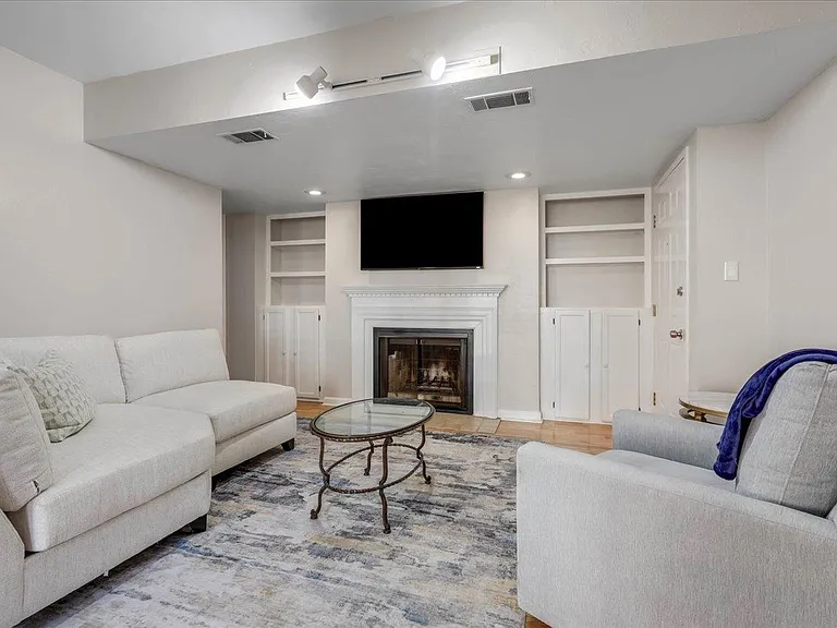 517 E Jefferson St #45 — Photo 3