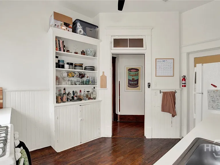 114 W Waldburg St — Photo 13