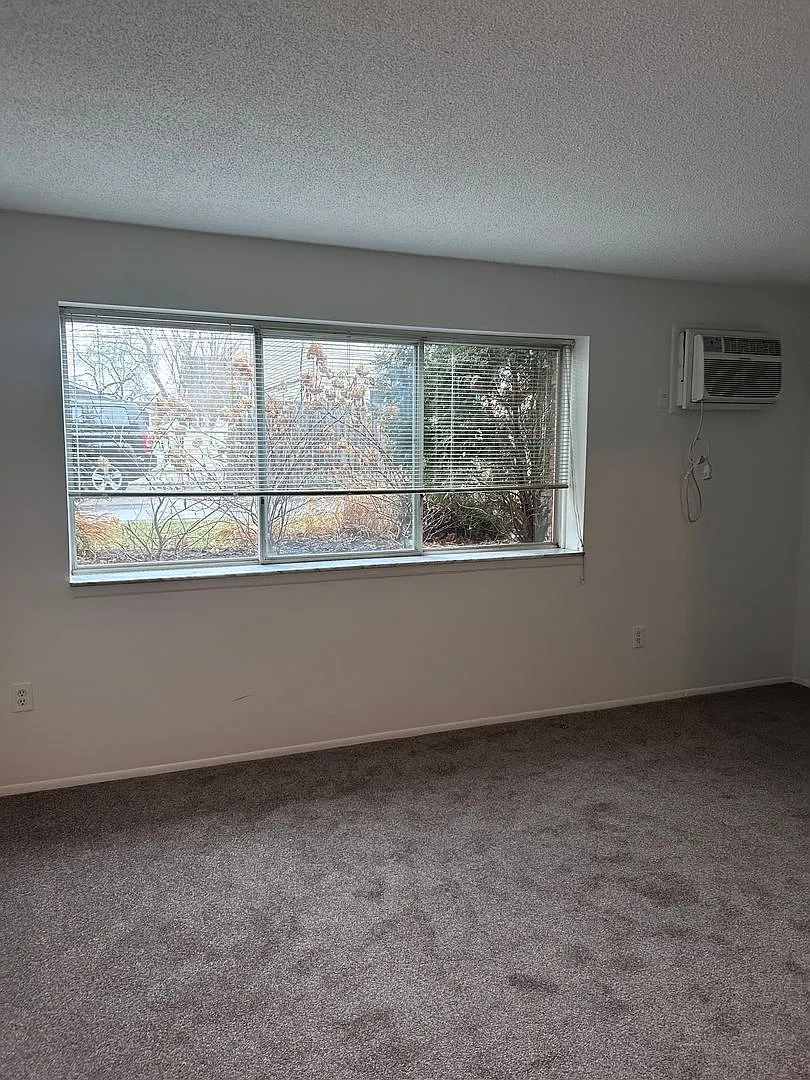 Building Photo - 452 E Elmwood Ave #101