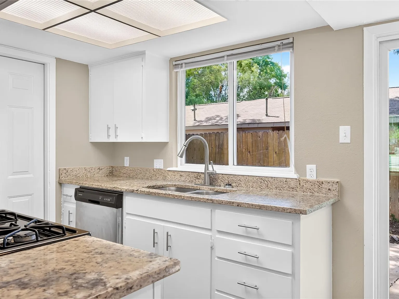 2 bed, 1.0 bath, 812 sqft, $1,600 — Photo 4