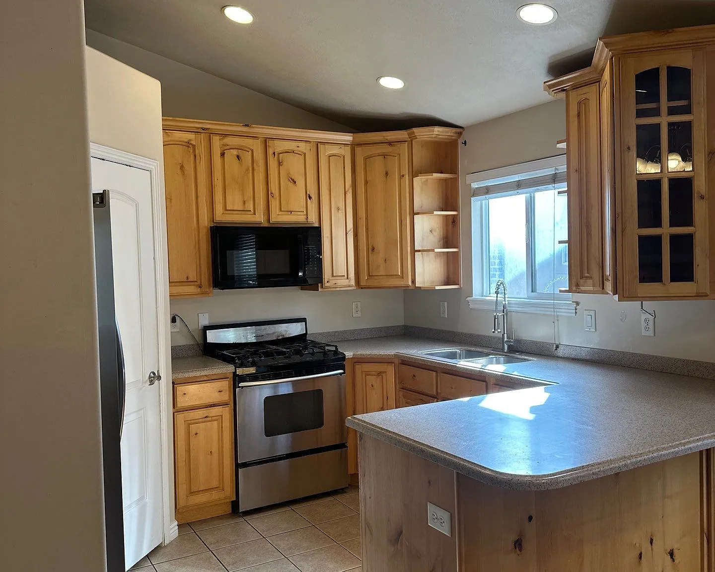 5 bed, 2646 sqft, $2,700 — Photo 2