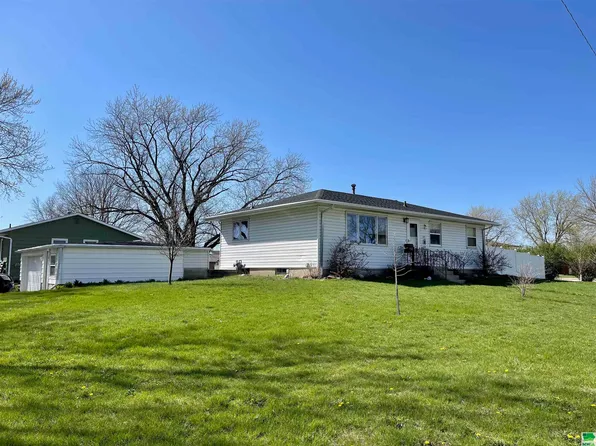 1302 Seneca St, Storm Lake, IA 50588