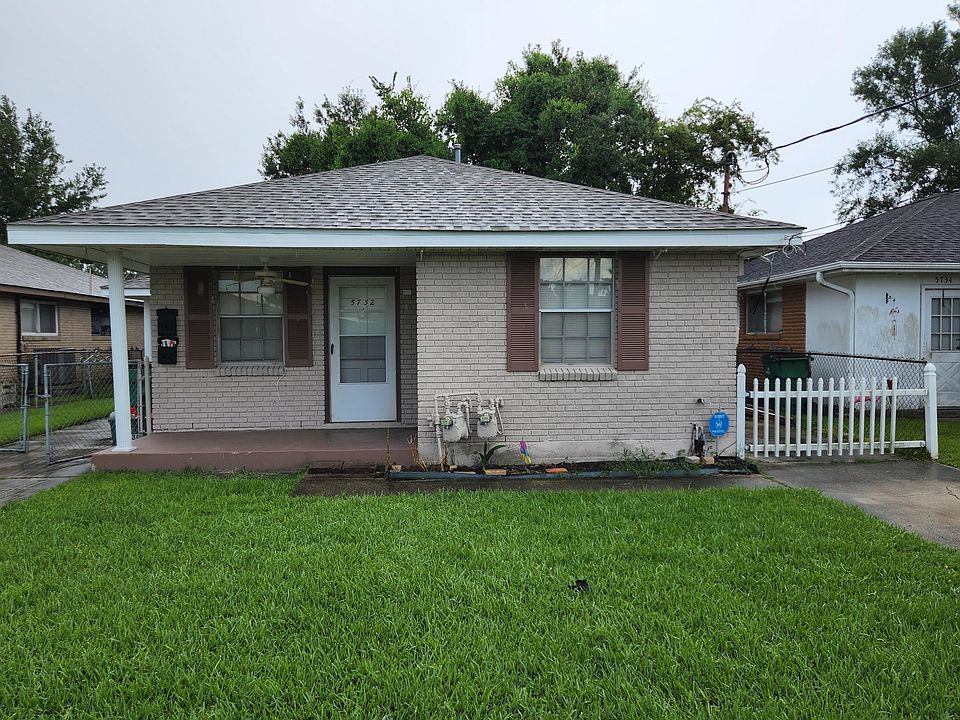 Front yard of apartment