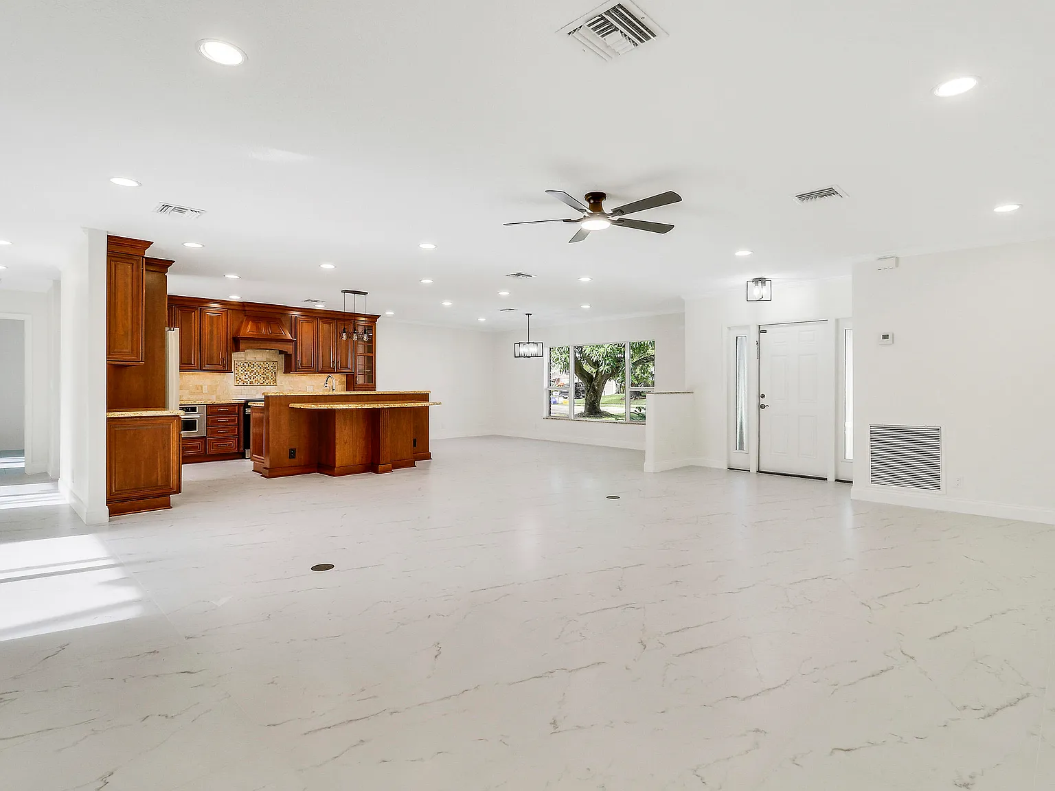 4 bed, 3.0 bath, 2195 sqft, $6,500 — Photo 3