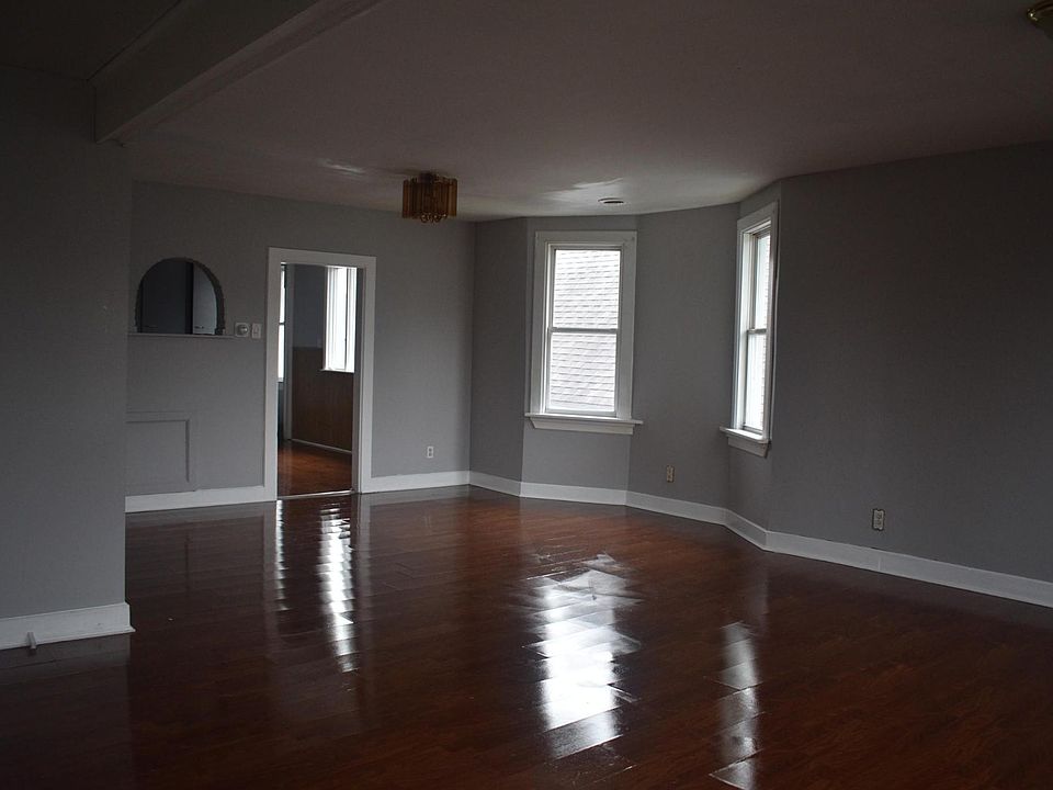 1st image of 23 Weiss St #1