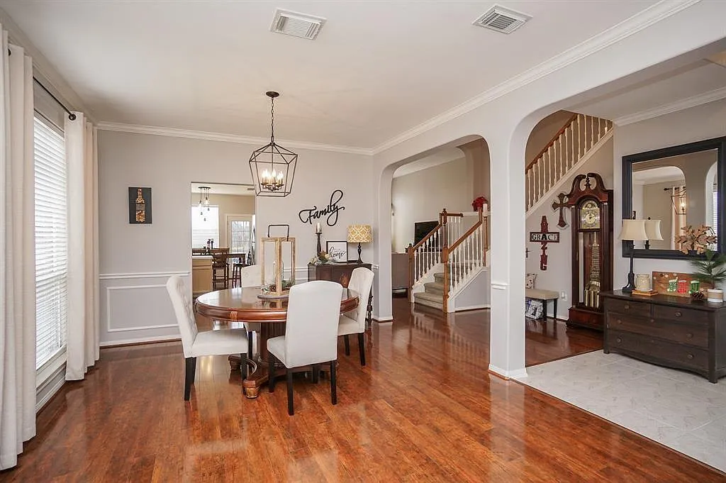 4 bed, 2.5 bath, 2596 sqft, $2,600 — Photo 4