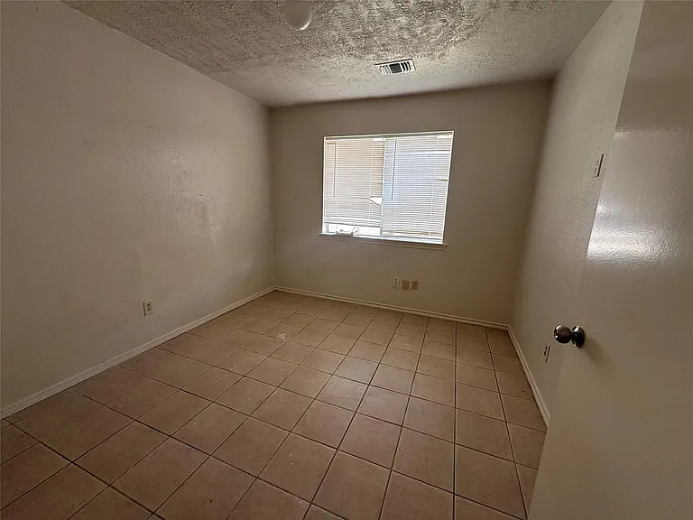 2114 W Greens Rd — Photo 8