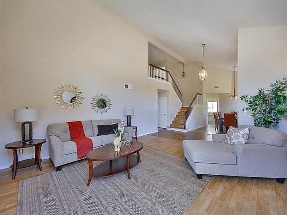 4th image of 585 Shadywood Dr