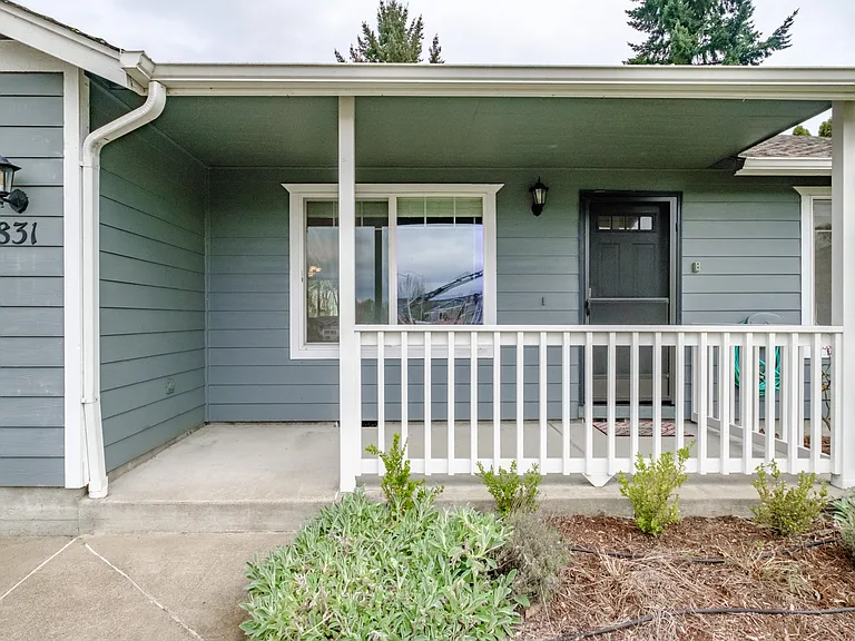 831 NW Teak Loop — Photo 4