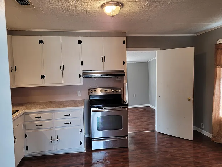 621 Brady St — Photo 3