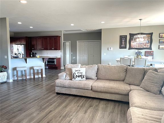 4th image of 452 S Grandview Ct