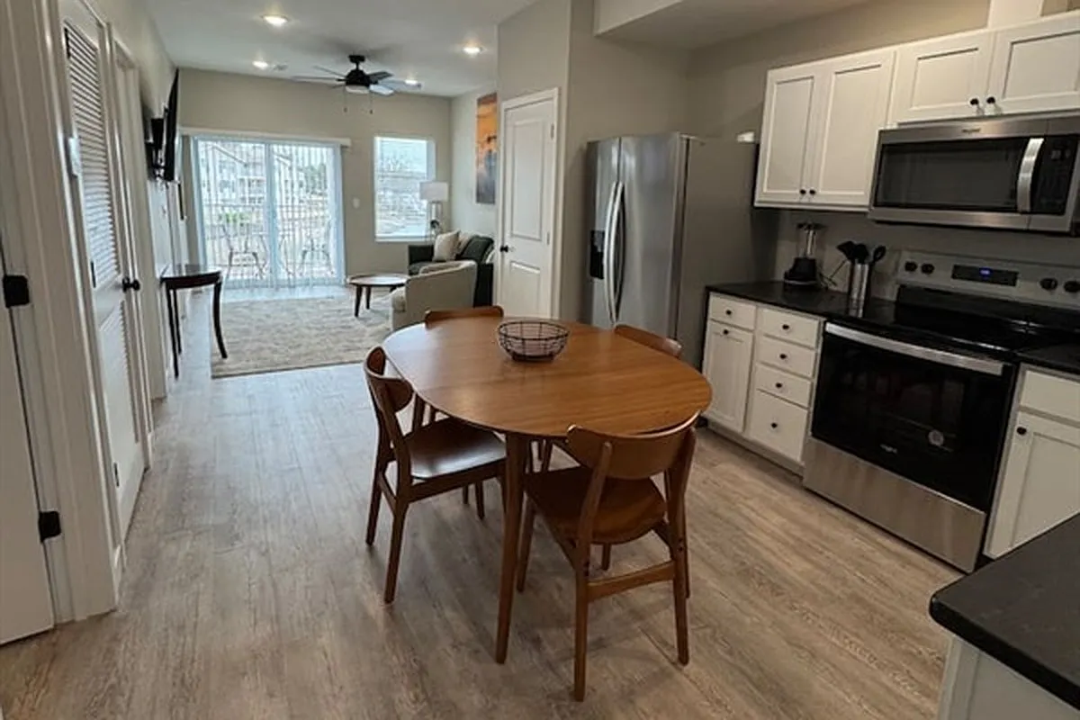 2 bed, 700 sqft, $1,495 — Photo 2